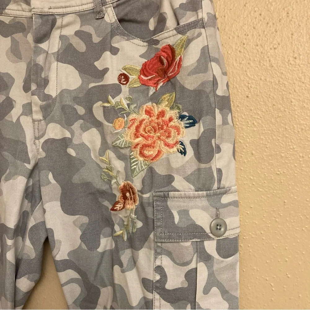 Sundance Gray Camouflage Pants with Floral Detail - Picture 5 of 11